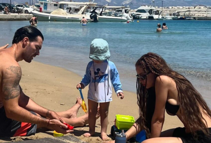 Ελένη Φουρέιρα: Παίζει στην παραλία με τον Αλμπέρτο Μποτία και τον γιο τους